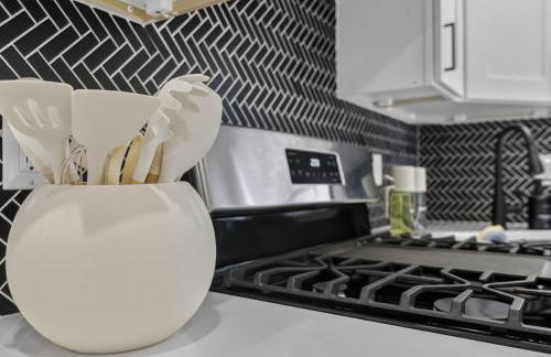 LUX Retreat Home with Yard - Foto 31