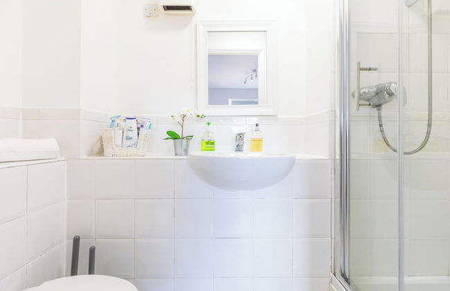 Skyline Haven Modern 2BR w/ Free Parking & 4kTV - Photo 60