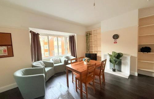 Large 4 Bedroom Sleeps 8, Spacious Apartment for Contractors and Holidays near Bedford Centre - 1 FREE PARKING SPACE & FREE WIFI - Foto 13
