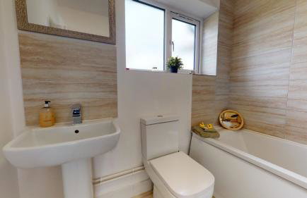 Beautiful & Spacious with 2 Free Parking Spaces - SRK Accommodation - Photo 24