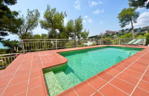 Preciosa Villa rodeada de pinos con vistas al mar - ServHouse - Photo 26