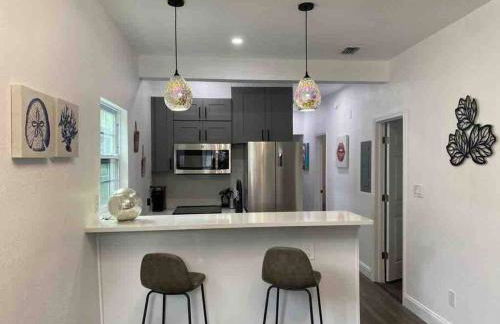 Contemporary 1-Bedroom Private Bungalow Walk to Armature & Riverwalk - Foto 26