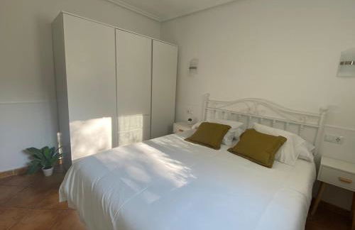 Apartamento familiar con jardín y parking privado - Foto 2