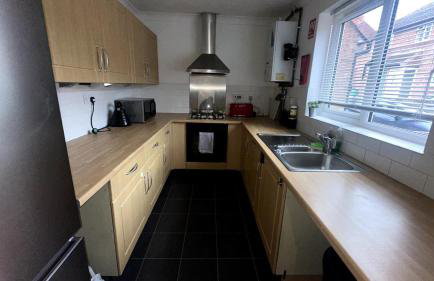 3-Bed Family Home in Furzton, Near Lake & Parking - Photo 25