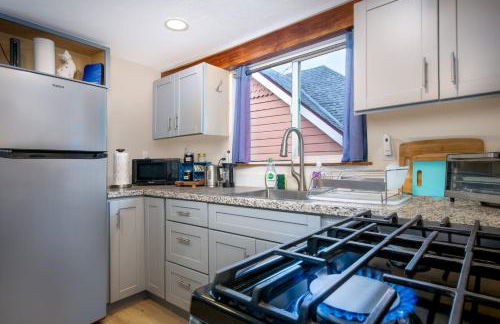 The Carriage House Chic Treetop Loft and Hot Tub - Foto 8