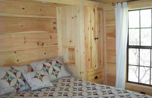 Cabin on the Hill-Peaceful 1BR 20-Acre Rural Retreat-HotTub&WiFi near Asheville - Foto 6