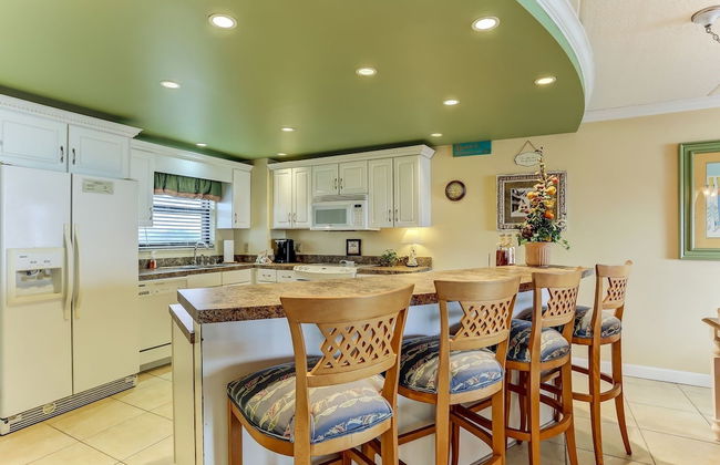 Tastefully Decorated Condo with Scenic Beach Views by RedAwning - Foto 11