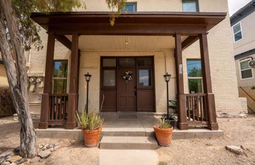 Breezy 1BR Retreat Walk to UofA and Spring Fun - Foto 21