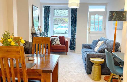 Stylish cottage in vibrant riverside village - Foto 1