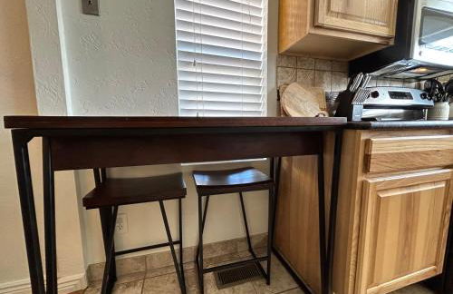 Home Sweet Idahome, feels like home with all the decor you wish you could afford King bed in master, fully fenced dog friendly yard, a few blocks from BSU and downtown Boise, Your perfect stay! - Foto 28