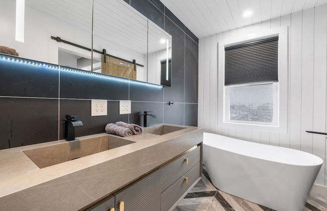 New Luxury 4 Bed Condo Perfect for Winter Rental - Photo 14