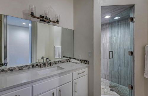 Cozy mountain home w riverfront patio - Foto 79