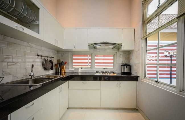 Villa Kota Bunga Puncak 2 Bedroom - Photo 5