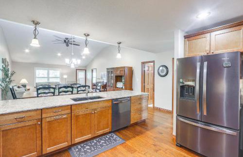 2 Mi to Main Street Family Home in Winfield! - Foto 11