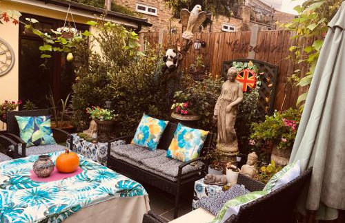 Cheerful 4 bedroom house with garden free parking - Photo 45