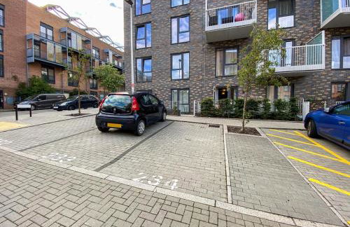 Beautiful Apartment in Central MK with Balcony, Free Parking & Smart TV with Netflix by Yoko Property - Foto 17