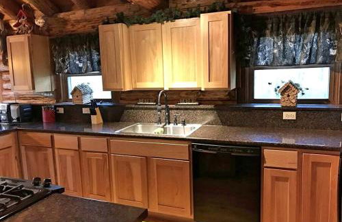 Charming Log Cabin Getaway with Private Hot Tub near Decatur, Illinois - Foto 22
