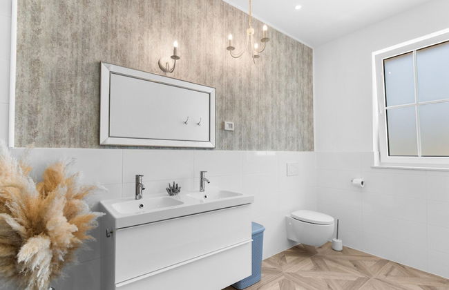 Modern Villa With Swimming Pool and Fenced Garden - Photo 13