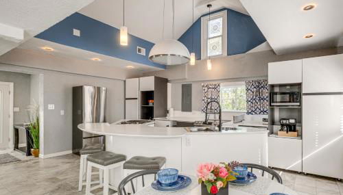 Walk to MIR Wooded Group Escape with Deck and Bar! - Foto 4