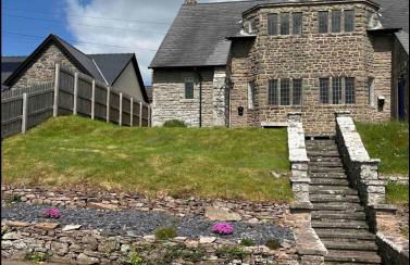 Cosy Arts & Crafts Cottage with stunning views - Photo 3