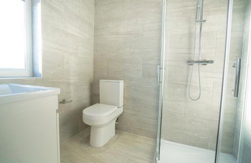 Newly Refurbished Modern 4 Bed Detached House ! - Foto 14