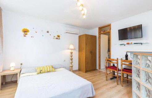 Amazing Apartment In Bakar With Kitchen - Photo 8