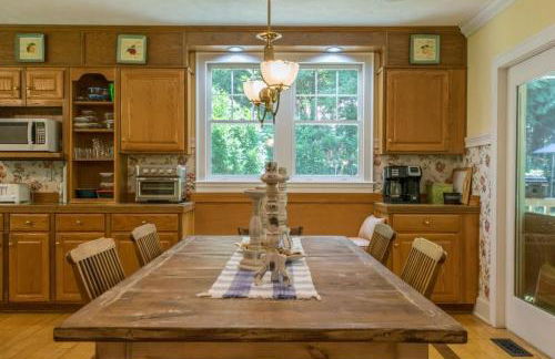 Historic 4BR Colonial with Pool Table and Fire Pit - Foto 11