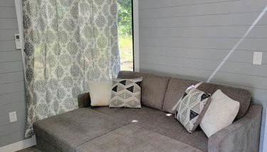 Romantic Glamping Getaway Perfect for Quality Time with Your Partner: Cute Tiny House near Owensville, Missouri - Foto 5