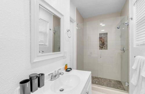 Hidden Gem 4 Bedroom Home with Private Pool & Game Room - Photo 23