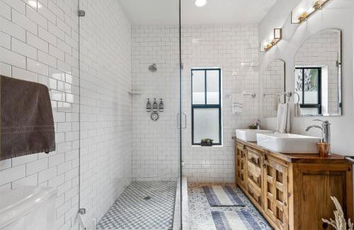 Elegant 4BR Home Guest House Private Yard - Foto 24