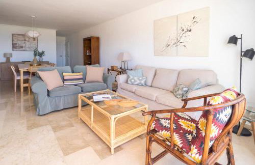 Modern apartment with pool on the beachfront in Marbella by SharingCo - Photo 14