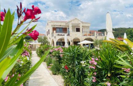 Villa Ludilo mit 4 Apartments in Poljica - Marina bei Trogir Split - Photo 3