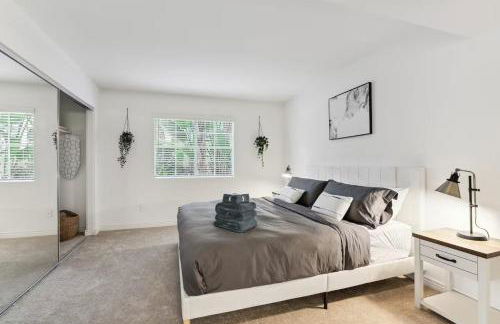 Stylish 1BR with KING Bed, Pool, Jacuzzi & Gym, Free Parking, Near UCSD - Foto 12