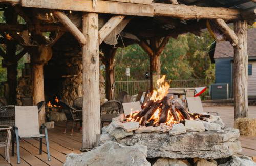 Stonegate Lodge 2 Queen Beds WIFI 50in Roku TV Salt Water Pool Room #105 - Photo 6