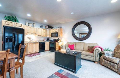 Lakeside Escape with Hot Tub - Foto 28