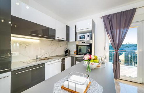 Awesome Home In Modric - Photo 28