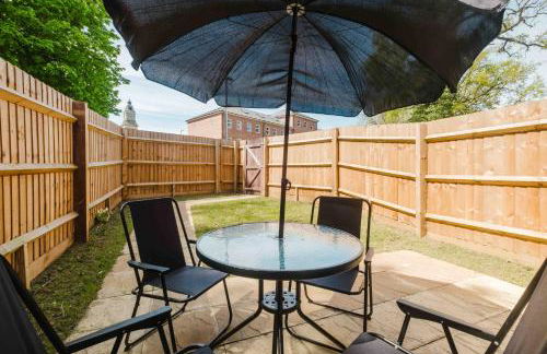 Modern and Comfortable Home away from Home - Photo 68