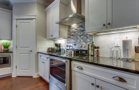 Spacious 4 King Room Belmont Home 2 Living Rooms Walk to Belmont & Vanderbilt Large Dining Table Smart TVs Parking 24 Hr Hospitality Near Music Row & The Gulch 2 miles to Broadway - Foto 17