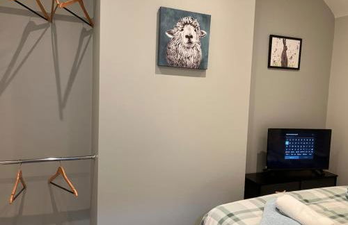 3 Bedroom home, with 4 beds, parking, walk to station & town centre families and business visitors welcome - Foto 40