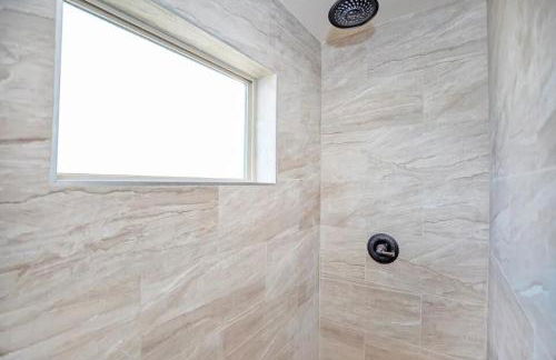 King Bed - Hot Tub, 3 Queens, Home away from home - Foto 9