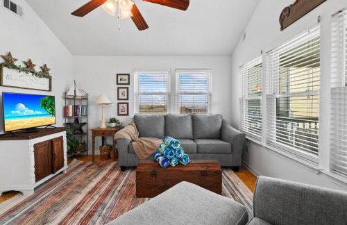 Seaside Sunrise: A Peaceful Escape by the Ocean - Photo 5