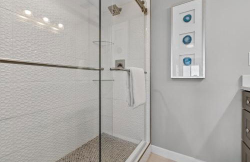 Renovated direct oceanfront condo with spacious balcony, heated pool, and garage parking - Foto 18