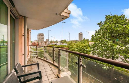 Riverside Apartments with Balcony, 1 Min Walk to Vauxhall Station - Foto 6