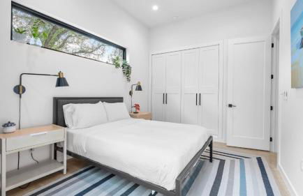 Modern Oasis w Pool Hot Tub Rooftop Deck Home Theater Mariposa Retreat by AvantStay - Foto 23