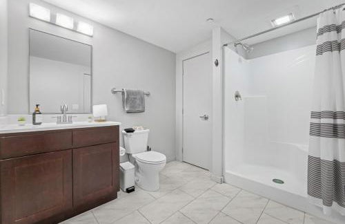 Cozy 2BR Getaway, King Bed, Free Parking - Foto 30