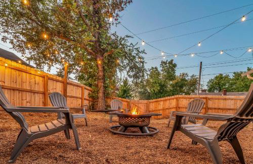 Fully Furnished Bungalow with Deck Near City Center - Foto 29