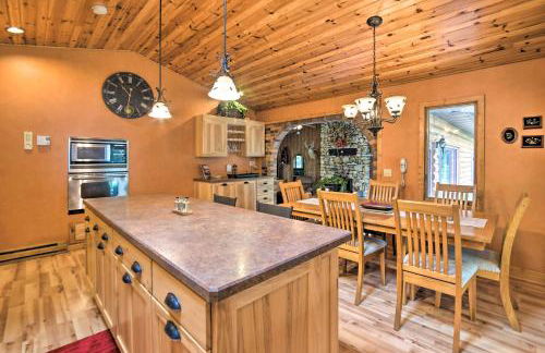 Spacious Lakefront Home with Patio and Boat Dock! - Foto 9