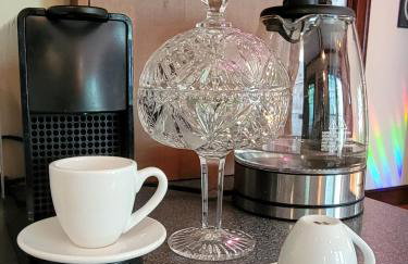 1920s Phoenicia Bungalow with Vintage Furnishings, Sauna, Fireplace, & Fenced Backyard - Foto 14