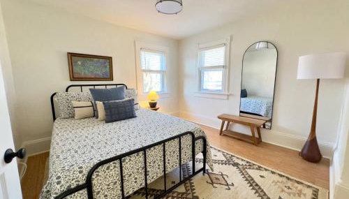 Artsy 4 Bedroom Home, Steps from Dining & Shops - Foto 3, Other