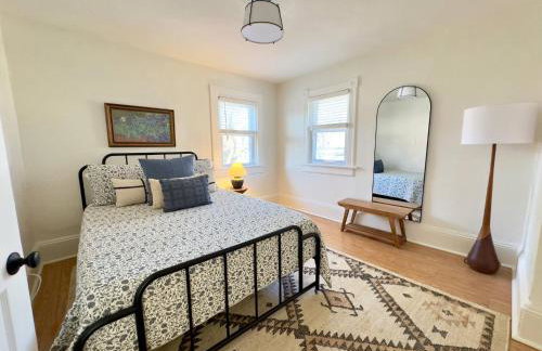 Artsy 4 Bedroom Home, Steps from Dining & Shops - Foto 3